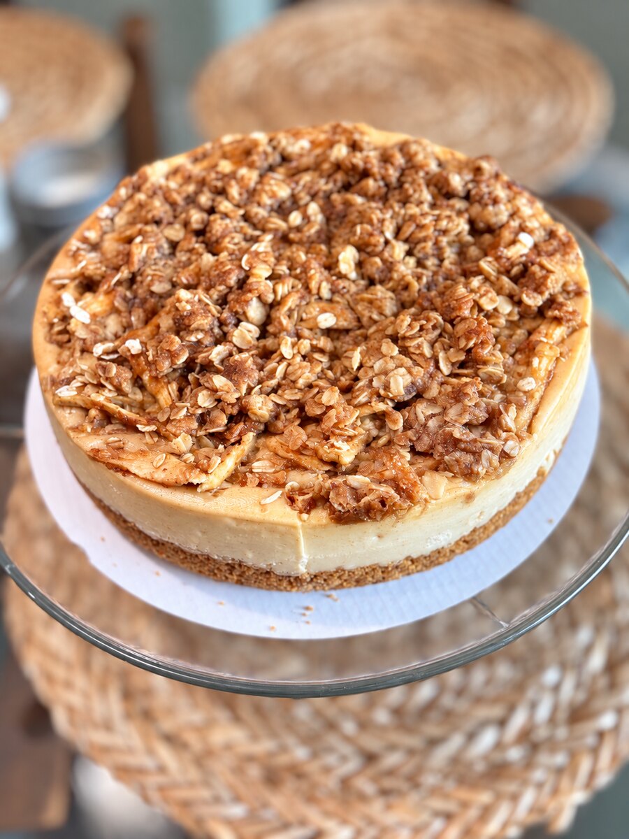 Apple crisp cheesecake
